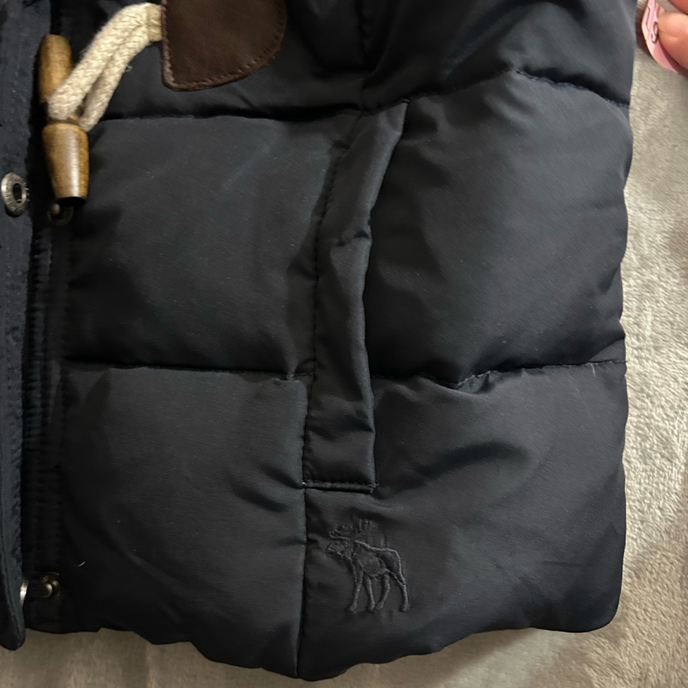 Abercrombie & Fitch down filled toggle front vest with fur hood - Picture 12 of 12